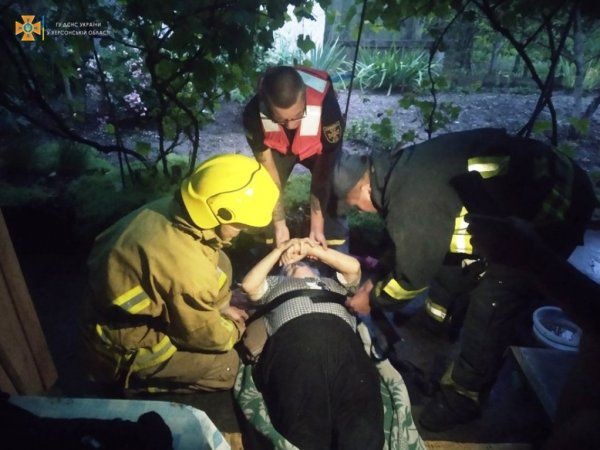 Херсонские спасатели помогли пенсионерке-дачнице, пострадавшей от несчастного случая