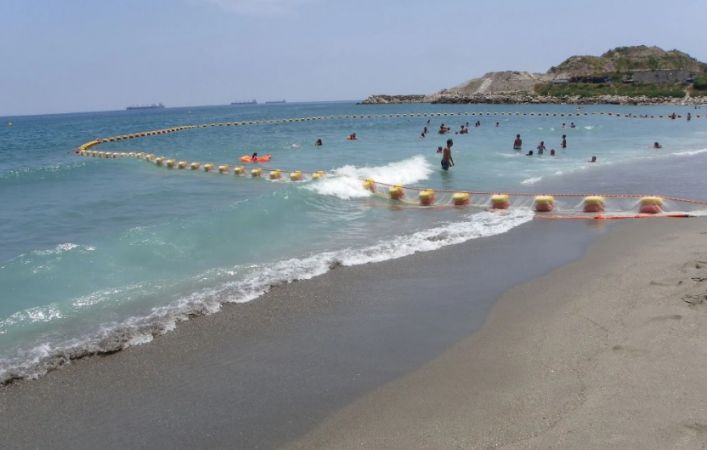 На курортах Азовского моря начали устанавливать барьерные сетки от медуз