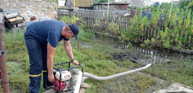 В Скадовске продолжают откачивать воду с затопленных ливнями домовладений