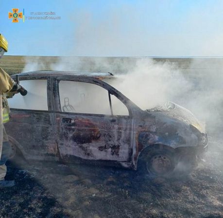 Геническ спасатели тушили горящий автомобиль