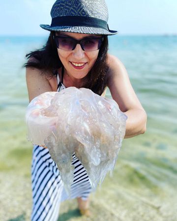 Море людей и медуз: туристов огорчил отдых в Лазурном