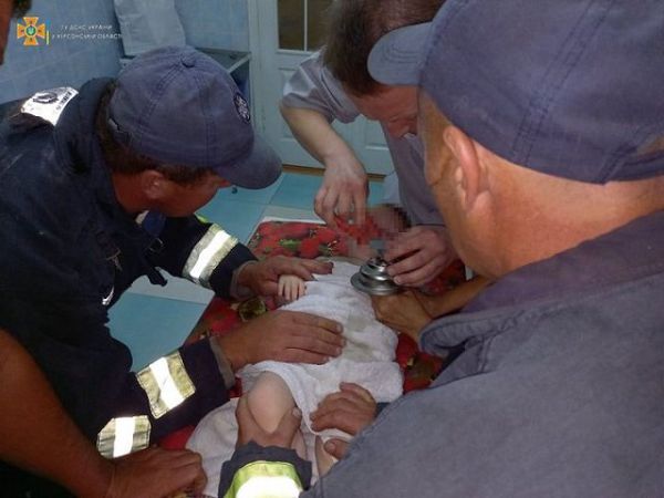 Вызывали спасателей: в Херсоне 2-летний малыш засунул палец в решетку металлической мойки