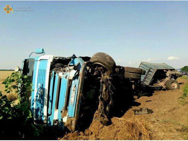 Смертельное ДТП в Каховском районе: грузовик столкнулся с легковушкой