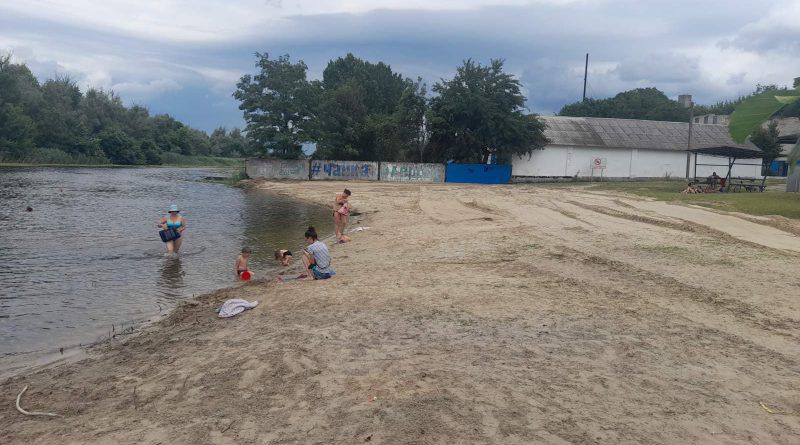 В Олешках увеличили территорию детского пляжа