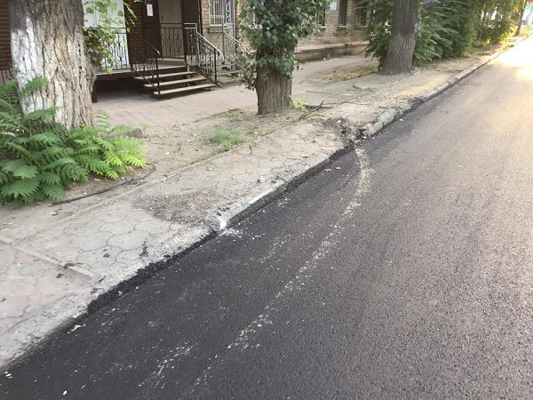 В Херсоне ремонтируют дороги быстро, но качественно ли? Горожане публикуют фото ремонтов