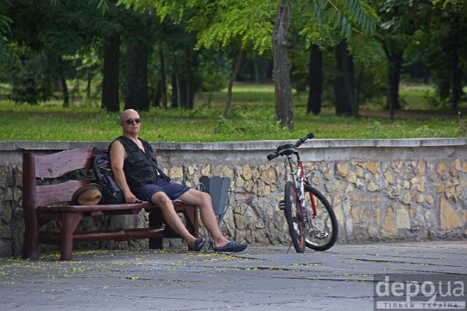 Мужчина отдыхает на скамейке