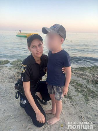 На пляже в Железном Порту полицейские разыскали 5-летнего мальчика, который потерялся