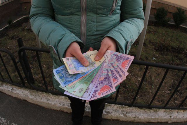 Украинцам подсовывают фальшивые гривни: где можно получить подделку