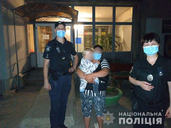В Херсоне ночью по автостанции ползал 11-месячный ребенок. Его родители спали рядом