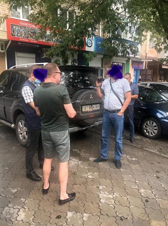 В Херсоне чиновник нацпарка "Нижнеднепровский" пытался убежать от сотрудников СБУ и ГБР