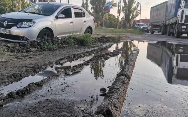 Автомобилисты взывают о помощи — нечистоты затопили одну из важнейших дорог Херсона