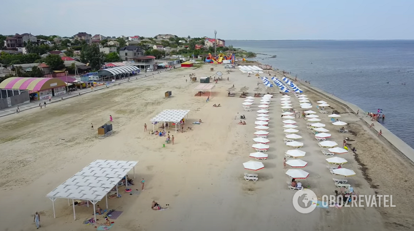 Море блох, медузы, а людей – почти нет: туриста неприятно удивил отдых в Геническе