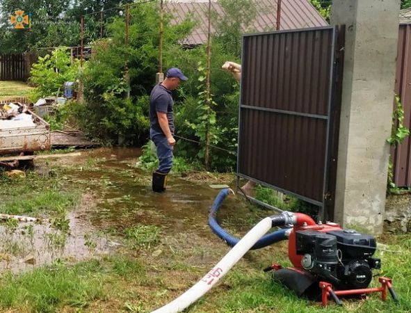 На Херсонщині рятувальники ліквідовують наслідки сильної зливи