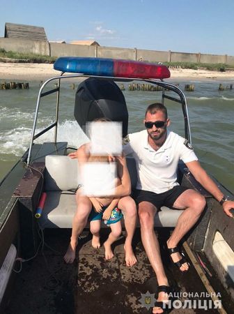 На Херсонщине водные полицейские разыскали 5-летнего мальчика, который потерялся на пляже в Железном Порту