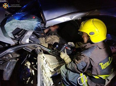 Водія Daewoo Lanos дістали з понівеченого авто рятувальники