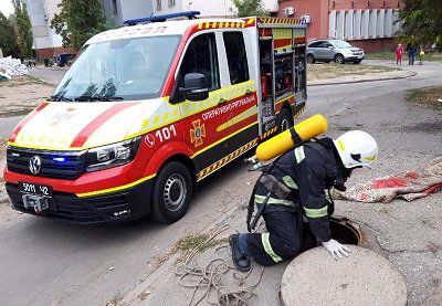 В Херсоні рятувальники дістали чоловіка з колодязя