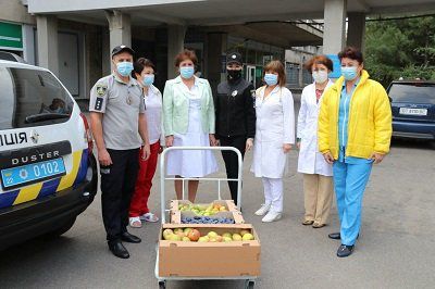 Херсонські поліцейські передали фрукти до кардіологічного відділення дитячої обласної клінічної лікарні