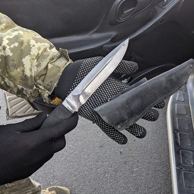 В КПВВ «Чонгар» прикордонники виявили в автомобілі холодну зброю