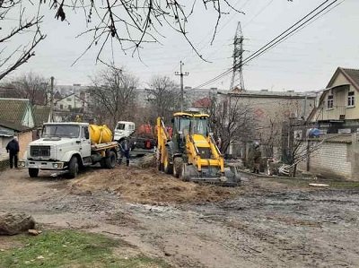 Міськводоканал Херсона продовжує усувати наслідки аварії по вулиці Штурвальній