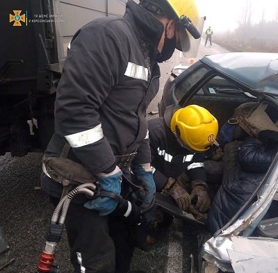 Каховські рятувальники деблокували постраждалу жінку з понівеченої в ДТП автівки