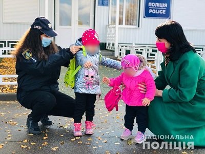 В громадах Херсонщини ювенальні поліцейські співпрацюють з поліцейськими офіцерами