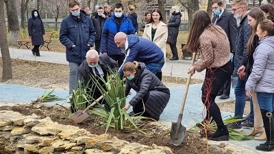 У парковому містечку ХДУ висадили 104 рослини до ювілею