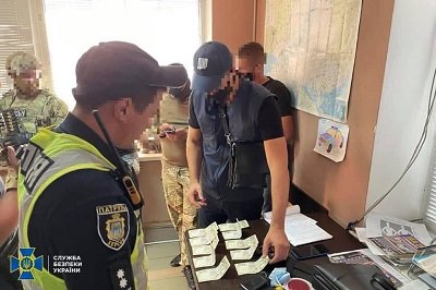 СБУ підозрює поліцейського з Херсощини в «кришуванні» схеми поборів з перевантажених фур