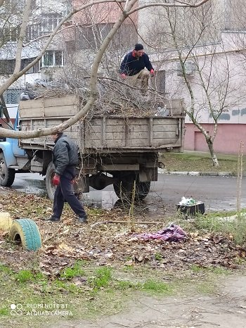 Двірники на Таврійському зносять листя на дитячий майданчик