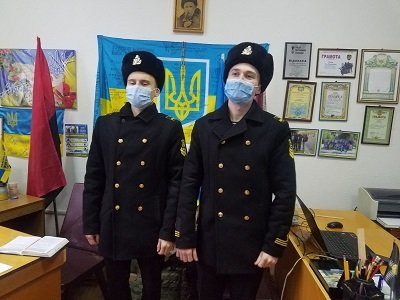 Студенти Херсона подарували військовим медикам тактичні рюкзаки