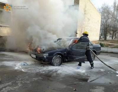 Каховські рятувальники загасили палаюче авто