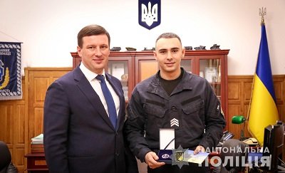 Поліцейського, який врятував людину на набережній в Херсоні, нагородили