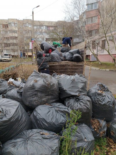 Двірники на Таврійському зносять листя на дитячий майданчик