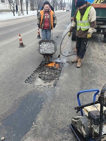 У Херсоні ремонтують ями за технологією «холодного асфальту»