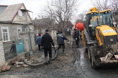 Працівники МіськВодоканалу Херсона продовжують усувати наслідки аварії на вулиці Штурвальній