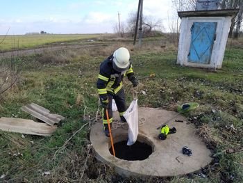 Змій діставали з шахти водонапірної башти