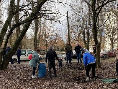 У сквері імені Олени Микитась в Херсоні влаштували прибирання