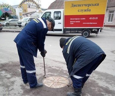 Водоканал Херсона встановлює нові кришки каналізаційних люків