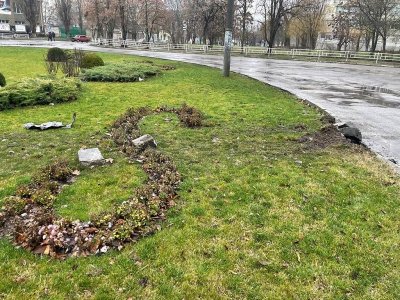 У Херсоні на площі Мозгового п'яний водій знищив газон та бордюри