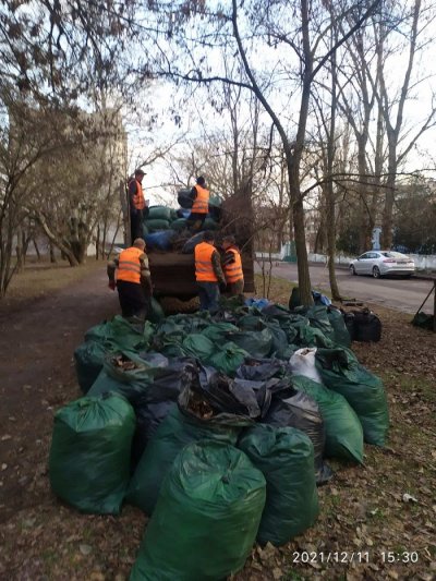 У сквері імені Олени Микитась в Херсоні влаштували прибирання