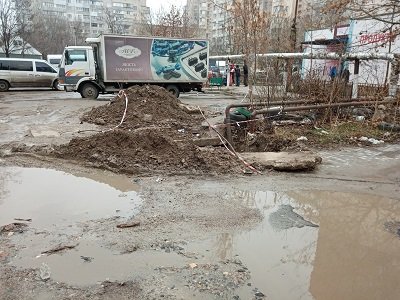 На Бериславському шосе в Херсоні комунальники вже місяць не закопують розриття на теплотрасі