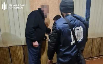 Слідчі ДБР затримали поліцейського Каховського райвідділу, котрий вимагав хабаря в 100 тис. грн.
