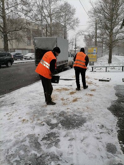 Як працюють комунальники Херсона в снігопад