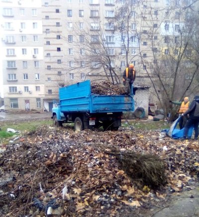 В Дніпровському районі Херсона продовжують прибирати смітники