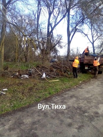 У Дніпровському районі Херсона продовжують прибирати в секторі приватної забудови