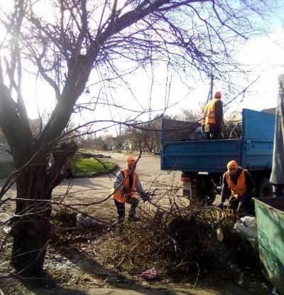 В Дніпровському районі Херсона продовжують прибирати смітники