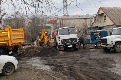 Працівники МіськВодоканалу Херсона продовжують усувати наслідки аварії на вулиці Штурвальній