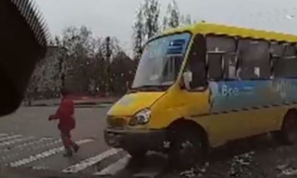 В Херсоне водитель маршрутки на скорости чуть не сбил пешехода - видео