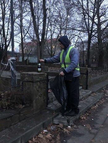 Виламаний паркан та засмічене місто: комунальники прибирають після херсонців