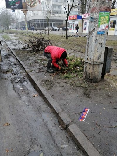 Виламаний паркан та засмічене місто: комунальники прибирають після херсонців