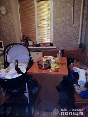 У Таврійську поліцейські вилучили з родини 5-місячне немовля
